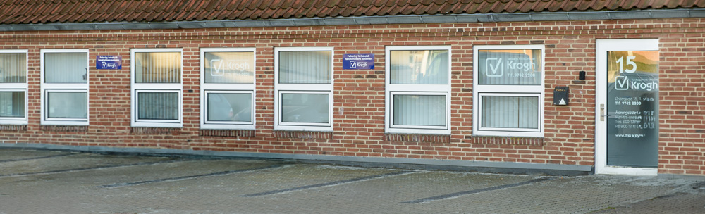 Klinikkens indgang fra tagparkeringen, Østergade 15 i Holstebro